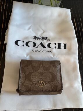 Coach Small Trifold Wallet Signature Canvas Khaki/Saddle Brown colorway